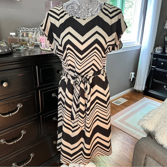 The Limited Black & Beige Chevron Print Belted Shift Dress Size 10 - Picture 2 of 14
